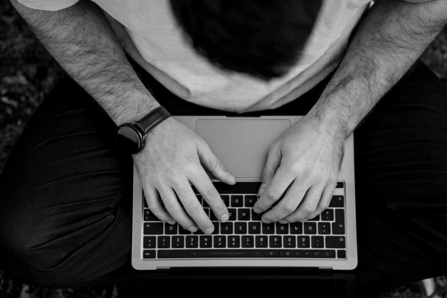 Bureau d'analyse financière avec documents et calculatrice